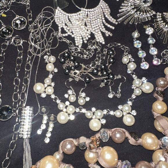 Bundle jewelry lot 55+ pieces modern silver tone faux pearls rhinestones - Picture 4 of 16